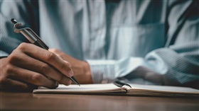 La neutralité des grades légaux dans la fonction publique : l'apposition des réponses administratives aux politiques publiques