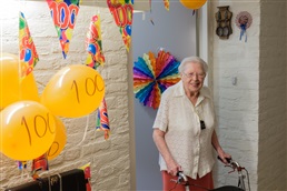 Fêter les jubilés, les centenaires ou encore les nouveaux arrivants ? Oui mais pas à n’importe quel prix !
